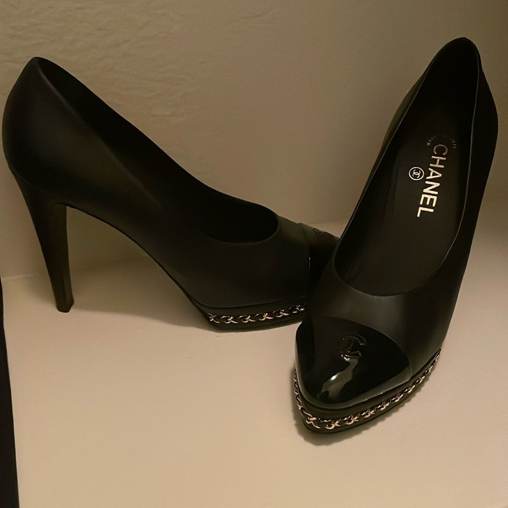 Chanel leather pumps with gold chain on the bottom